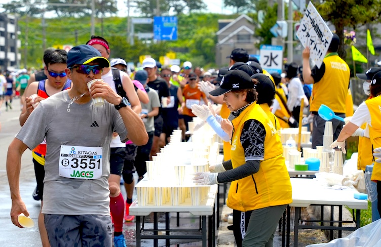 エイドステーションでの給水・給食